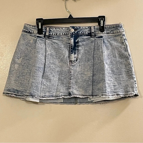 FASHION NOVA Cool Girl Micro Mini Skirt in Light Blue Wash - Picture 4 of 8